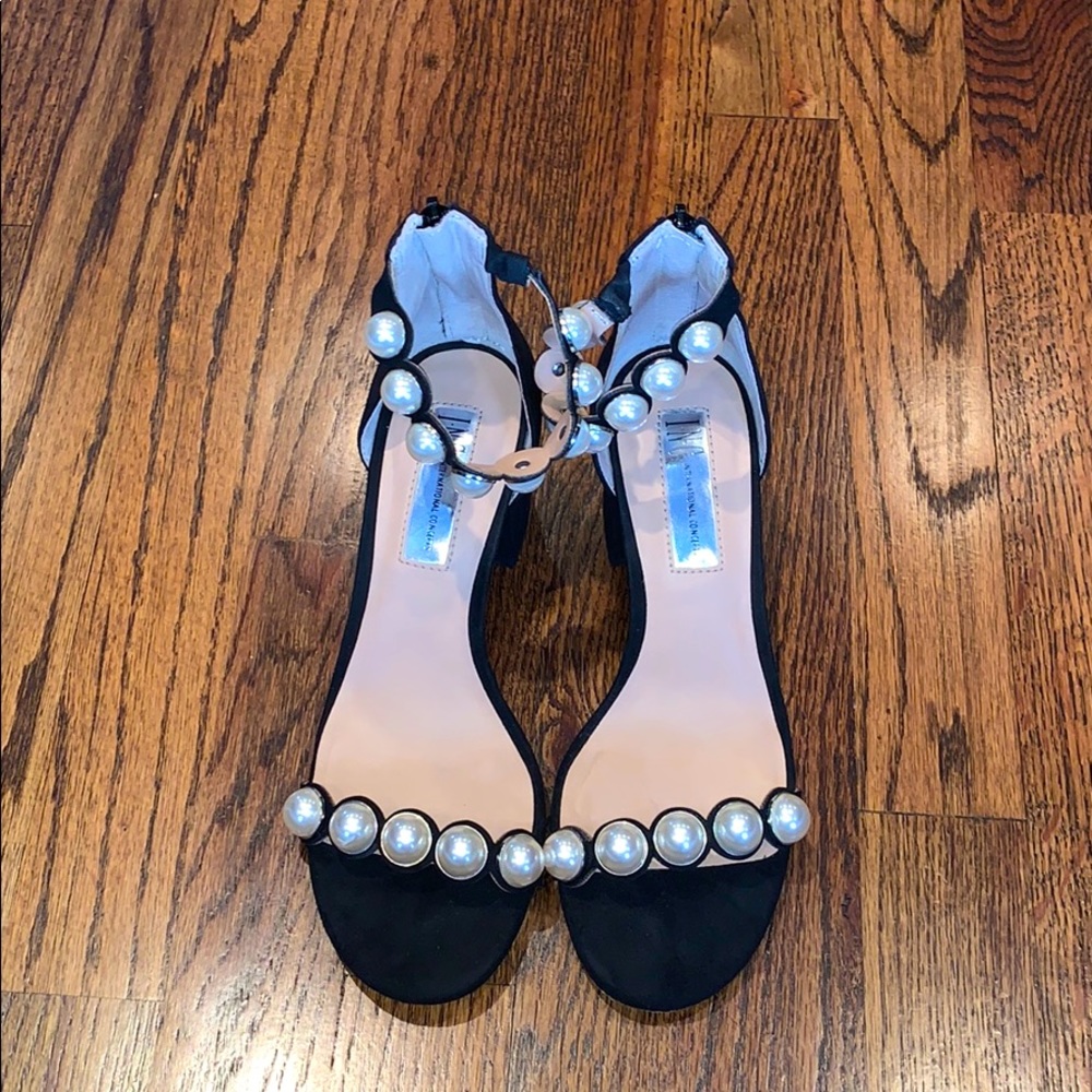 I.n.c black and silver pearl heel